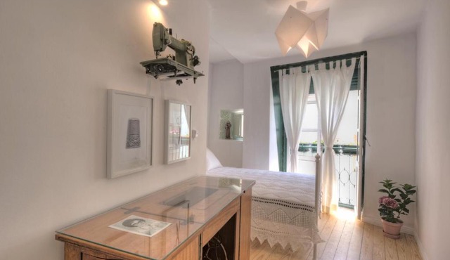 Stay local in Alfama! Alice central home, near river