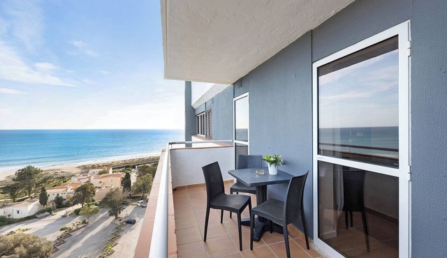 Studio Apartment 'Estúdio Vista Mar Atlântico' with Sea View, Pool & Wi-Fi
