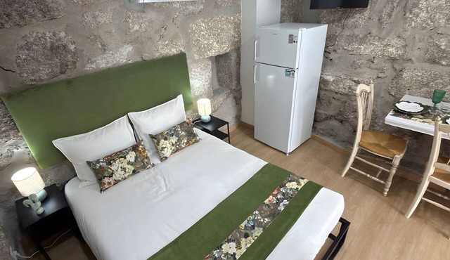Studio Apartment 'Estúdio Lanhoso' with Shared Terrace, Wi-Fi and Air Conditioning in Brunhais