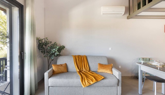 Studio 'Olive Studio 3 - Arões' with Saltwater Pool, Jacuzzi and Electric Car Charger in Arões