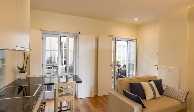 Studio with courtyard, at 3 min walking from the beach and 20 from center by BUS