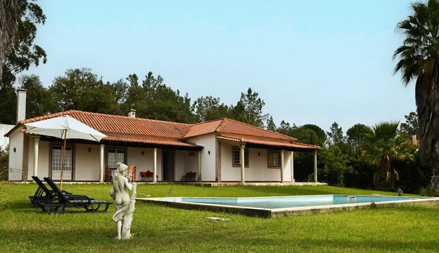 Stunning country house near Lisbon with a pool in Santarém