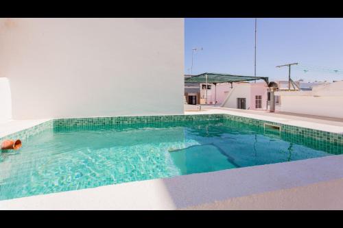 Stunning House With Rooftop and Pool by LovelyStay in Olhao
