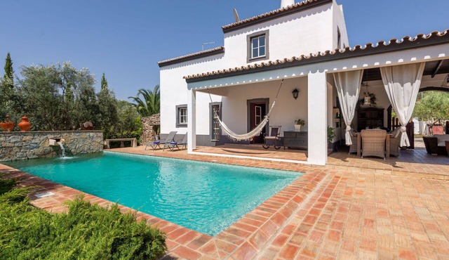 Stunning private villa for 6 guests with WIFI, private pool, TV and terrace