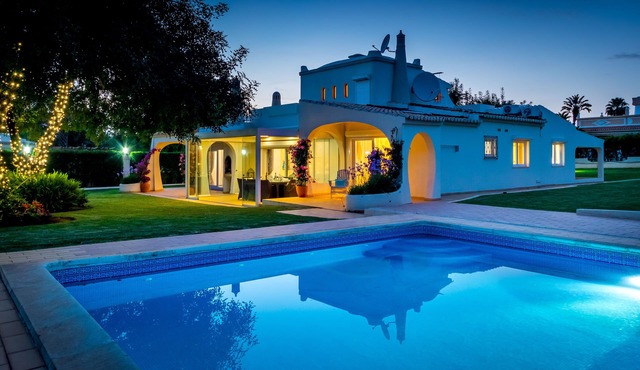 Stunning Vilamoura Villa with Heated Pool in Extensive mature gardens