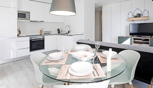 Stylish Flat W/Gym & Parking by LovelyStay