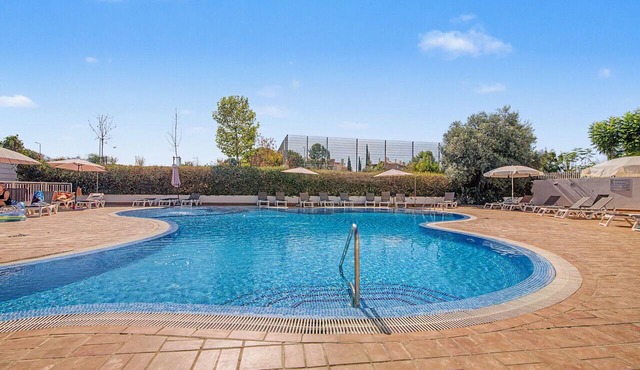 Sunny 2-Bedroom Apartment in a Gated Community with Pool, 5 Minutes from the Beach