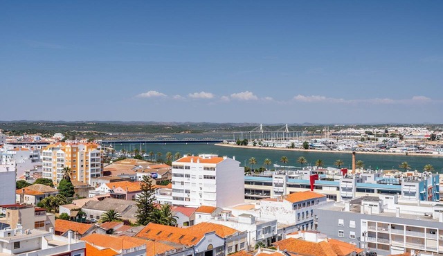 Sunny 3Bdr Flat in Portimão by LovelyStay