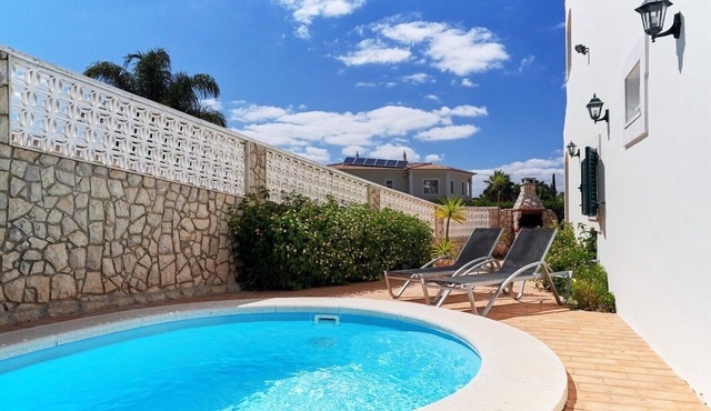 Sunset Villa: Tranquility, Beach, and Private Pool in a Beautiful Setting
