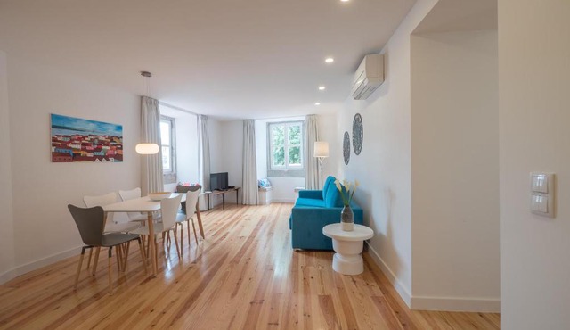 Sunshine House - Exclusive Apartment - Home By The Castle in Lisbon