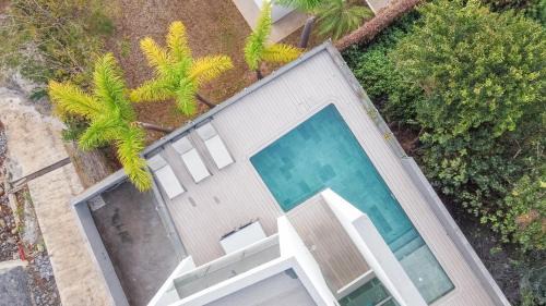 Sunshine Villa with Optionally Heated Pool 150m above Ocean & Sandy Beach in Estreito da Calheta