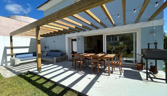 The Blue House Estoril, Pergola and Lounge - 5 mins from the beachand woodland