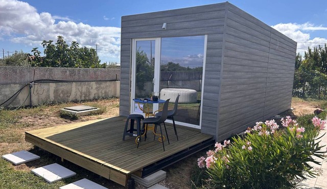 Tiny House with Shared Pool, Wi-Fi, and Air Conditioning in Palmela