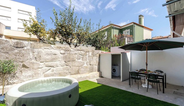 Traditional Townhouse with Jacuzzi by HostWise in Porto