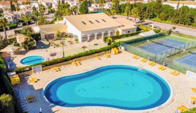 Two-bedroom apartment with an indoor pool with a jacuzzi and an outdoor pool. Oásis Vacation Home in Portimão