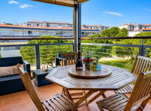 Up to 5 Guests, 5 Min from Meia Praia, Pool & Tennis