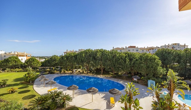 Upper Floor Spacious and Warm Pool View 2-Bed at Parque da Corcovada Albufeira