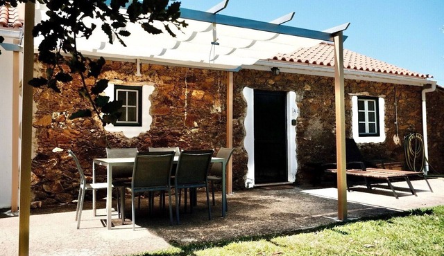 Vale do Espinheiro Country House with Lake View, Private Garden, and Wi-Fi