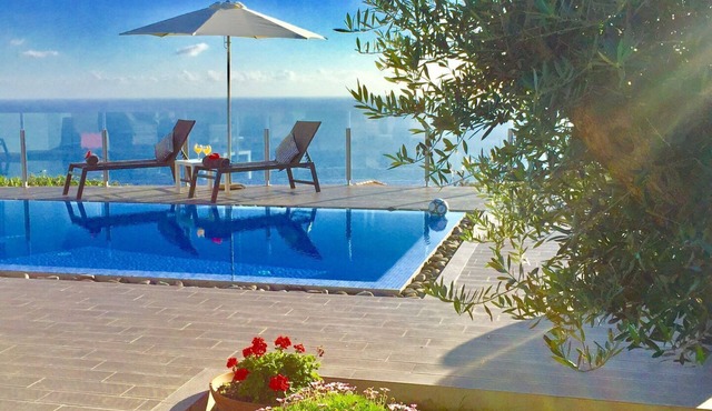 Villa Pinheira III ,dois quartos ,piscina e vista mar in Estreito da calheta -Madeira
