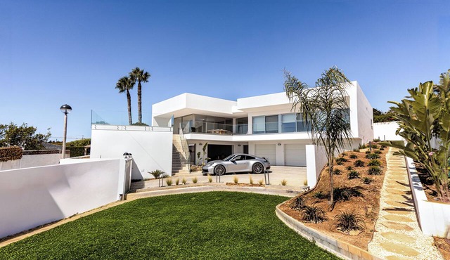 Villa 911 · Black Rock Cliff Luxury,privacy & distinctive views in Praia da Luz in Luz