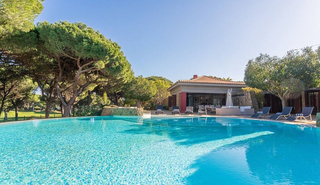 Villa Adelaide - Premium villa in Vilamoura, with heated fenced pool, Jacuzzi, and AC