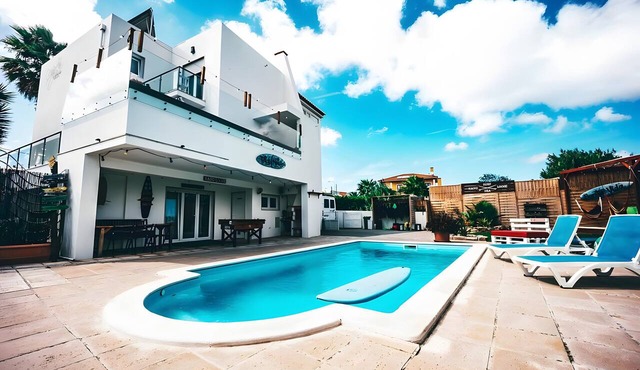 Villa 'Beachhouse' with Private Pool, Shared Terrace and Wi-Fi in Lourinhã