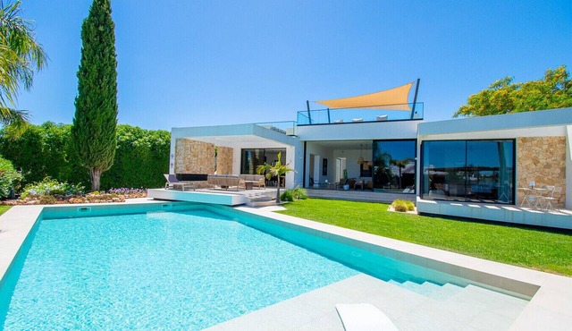 Villa Cactus, modern villa with two private swimming pools walking distance to the beach in Carvoeiro