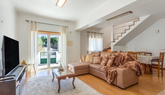 Villa 'Casa Da Tininha' with Private Garden, Wi-Fi and Air Conditioning in Alcobaça