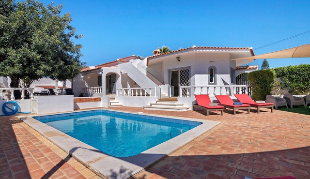 Villa 'Casa Katz' with Private Pool, Wi-Fi and Air Conditioning in Quarteira