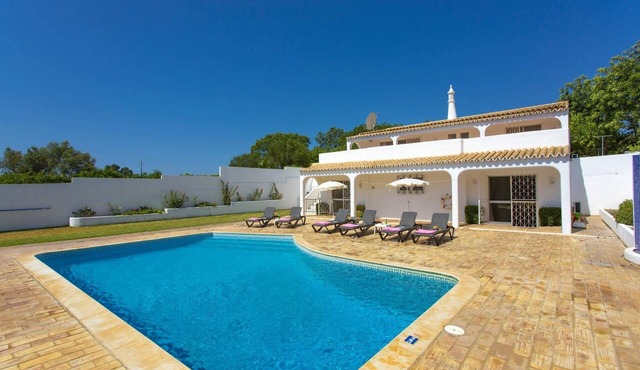Villa Citrinos by Villa Plus in Almansil