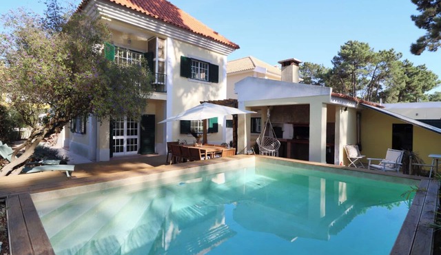 Villa Libra: 5 Bedrooms, Pool, 5min Golf&10min Beach - Your Costa Caparica Oasis