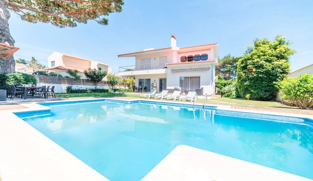 Villa Marina - Sunny beach and golf holiday home near top courses in Cascais