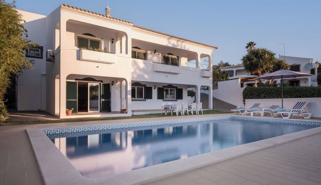 Villa Olive - Spacious 4-Bedroom Villa with Pool in Almancil