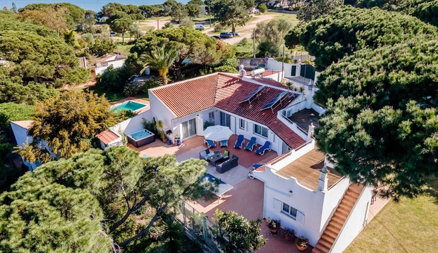 Villa 'Patio' with Private Terrace, Wi-Fi and Air Conditioning in Albufeira