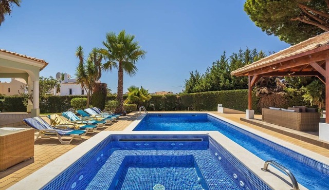 Villa Pau da Bandeira - Private Pool & Jacuzzi in Albufeira