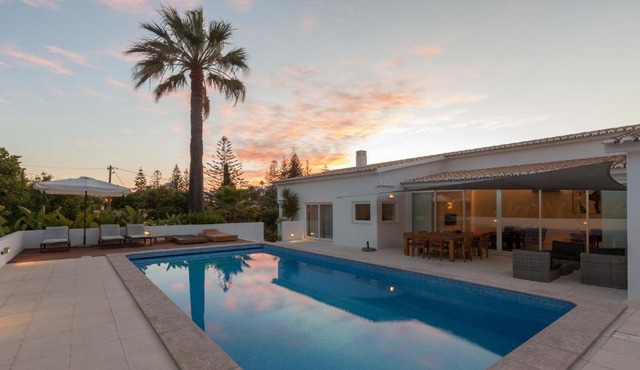 Villa Pelargonios -T4, heated saltwater pool in Portimao