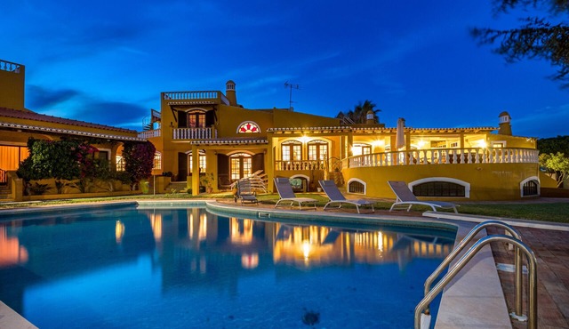 Villa Sobreiro with spacious living areas and a serene ambiance. in Albufeira