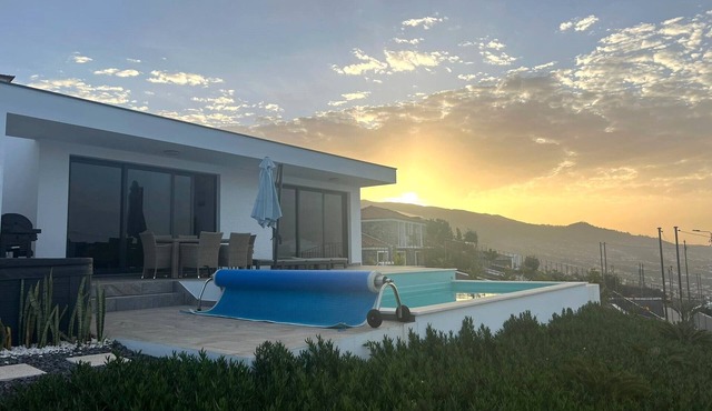 Villa Sundowner - (heated) pool, jacuzzi, sea view in Prazeres