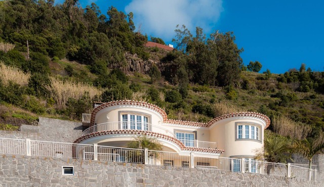 Villa Sunnyside with a private pool—10 minutes from the beach! in Calheta