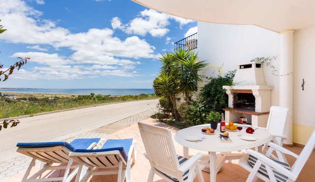 Villa/Townhouse overlooking Meia Praia beach in Lagos on a resort with two pools in Lagos