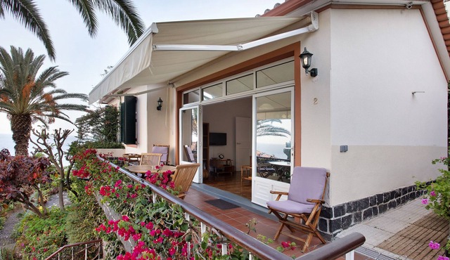 Villa 'Vila Calaça 2' with Sea View, Wi-Fi and Air Conditioning in Funchal