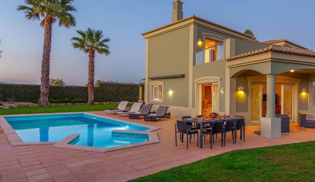 Villa w/Heatable Pool & Built-in Jacuzzi