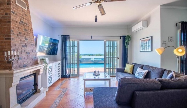 Villa with 3 bedrooms, wifi and sea view in Santa Bárbara de Nexe