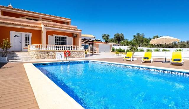 Villa with BBQ, comfort and pool in Galé