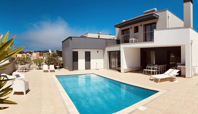 Villa with (heated) private pool close to beach and Lagoon Obidos in Foz do Arelho
