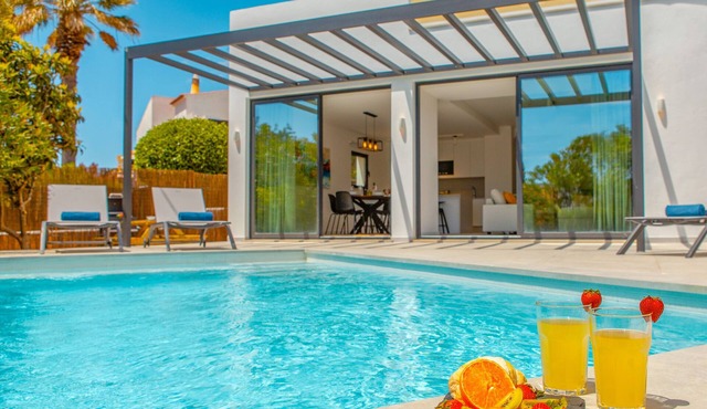 Villa with Jacuzzi & Heatable Pool in Carvoeiro