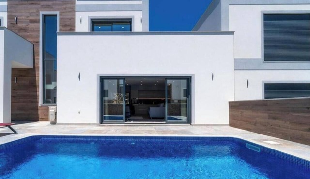 Villa with private pool | 3 bedrooms, 2 en suite | Air conditioning