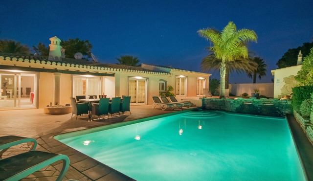 Villa with Private Pool, Fibre optic WIFI, Separate Children's Pool, Games room