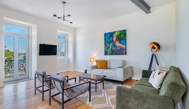 Whome - Brand New Luxury 4-Bed with Riverside Views & AC