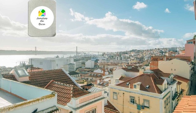 Windows of Bica - With a magnificent view over the Tagus River and SouthSide